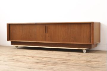和製ビンテージ　ミッドセンチュリー ウォールナット材 珍しいシャッター扉付きのローボード(テレビ台、レコードラック、オーディオラック、収納棚、ヴィンテージ)(R-056471)