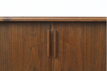 和製ビンテージ　ミッドセンチュリー ウォールナット材 珍しいシャッター扉付きのローボード(テレビ台、レコードラック、オーディオラック、収納棚、ヴィンテージ)(R-056471)