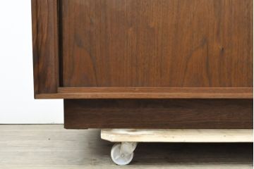 和製ビンテージ　ミッドセンチュリー ウォールナット材 珍しいシャッター扉付きのローボード(テレビ台、レコードラック、オーディオラック、収納棚、ヴィンテージ)(R-056471)