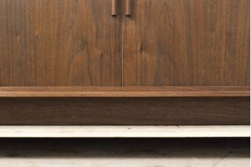 和製ビンテージ　ミッドセンチュリー ウォールナット材 珍しいシャッター扉付きのローボード(テレビ台、レコードラック、オーディオラック、収納棚、ヴィンテージ)(R-056471)