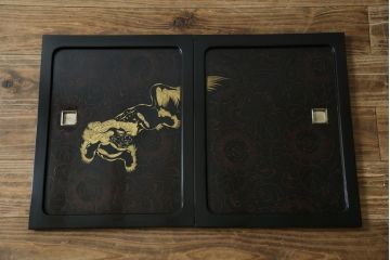 和製ビンテージ　民芸家具　漆塗り　味わい深い牡丹と獅子が描かれた飾り棚(茶棚、収納棚、サイドキャビネット、ヴィンテージ)(R-056483)