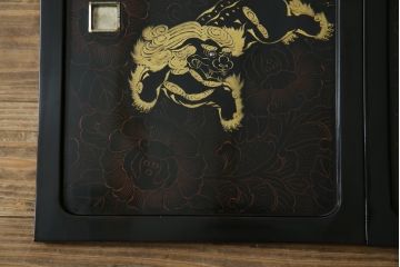 和製ビンテージ　民芸家具　漆塗り　味わい深い牡丹と獅子が描かれた飾り棚(茶棚、収納棚、サイドキャビネット、ヴィンテージ)(R-056483)