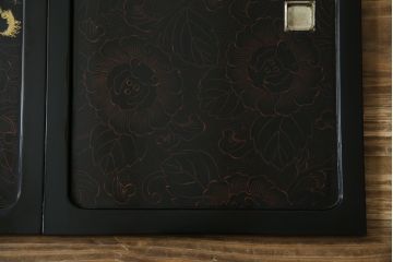 和製ビンテージ　民芸家具　漆塗り　味わい深い牡丹と獅子が描かれた飾り棚(茶棚、収納棚、サイドキャビネット、ヴィンテージ)(R-056483)