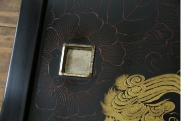 和製ビンテージ　民芸家具　漆塗り　味わい深い牡丹と獅子が描かれた飾り棚(茶棚、収納棚、サイドキャビネット、ヴィンテージ)(R-056483)