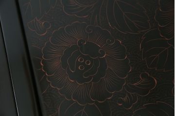 和製ビンテージ　民芸家具　漆塗り　味わい深い牡丹と獅子が描かれた飾り棚(茶棚、収納棚、サイドキャビネット、ヴィンテージ)(R-056483)
