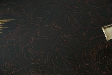 和製ビンテージ　民芸家具　漆塗り　味わい深い牡丹と獅子が描かれた飾り棚(茶棚、収納棚、サイドキャビネット、ヴィンテージ)(R-056483)