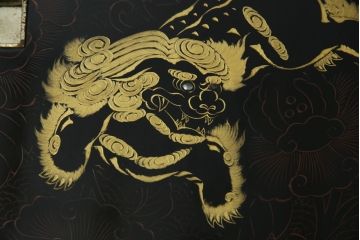 和製ビンテージ　民芸家具　漆塗り　味わい深い牡丹と獅子が描かれた飾り棚(茶棚、収納棚、サイドキャビネット、ヴィンテージ)(R-056483)