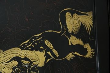 和製ビンテージ　民芸家具　漆塗り　味わい深い牡丹と獅子が描かれた飾り棚(茶棚、収納棚、サイドキャビネット、ヴィンテージ)(R-056483)
