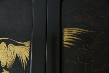和製ビンテージ　民芸家具　漆塗り　味わい深い牡丹と獅子が描かれた飾り棚(茶棚、収納棚、サイドキャビネット、ヴィンテージ)(R-056483)