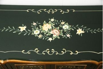 中古　美品　イタリア家具　ハンドペイントと取っ手の意匠がかわいらしいサイドボード(サイドキャビネット、チェスト、引き出し、リビングボード)(R-056497)