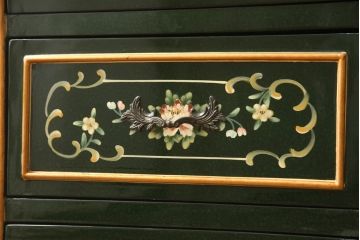 中古　美品　イタリア家具　ハンドペイントと取っ手の意匠がかわいらしいサイドボード(サイドキャビネット、チェスト、引き出し、リビングボード)(R-056497)