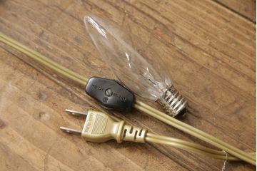 和製ヴィンテージ　スリムなデザインが魅力!可愛らしい雰囲気を醸し出すテーブルスタンド(テーブルランプ、卓上照明、シェード、ビンテージ)(R-056500)