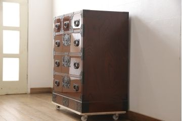 中古　美品　仙台民芸箪笥(仙台箪笥)　欅産業製　朱塗り　艶やかな漆塗りに重厚な金具が映える整理箪笥(朱色、収納箪笥、サイドチェスト、引き出し)(定価約80万円)(R-056508)