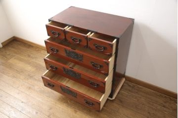 中古　美品　仙台民芸箪笥(仙台箪笥)　欅産業製　朱塗り　艶やかな漆塗りに重厚な金具が映える整理箪笥(朱色、収納箪笥、サイドチェスト、引き出し)(定価約80万円)(R-056508)