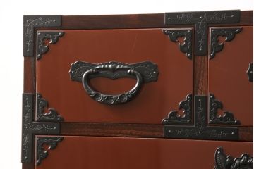 中古　美品　仙台民芸箪笥(仙台箪笥)　欅産業製　朱塗り　艶やかな漆塗りに重厚な金具が映える整理箪笥(朱色、収納箪笥、サイドチェスト、引き出し)(定価約80万円)(R-056508)