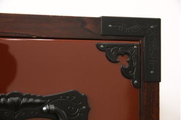 中古　美品　仙台民芸箪笥(仙台箪笥)　欅産業製　朱塗り　艶やかな漆塗りに重厚な金具が映える整理箪笥(朱色、収納箪笥、サイドチェスト、引き出し)(定価約80万円)(R-056508)