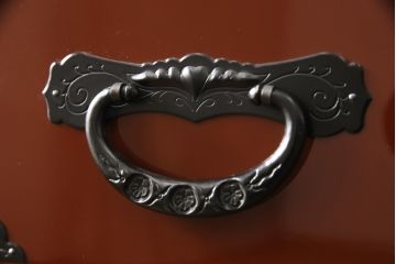 中古　美品　仙台民芸箪笥(仙台箪笥)　欅産業製　朱塗り　艶やかな漆塗りに重厚な金具が映える整理箪笥(朱色、収納箪笥、サイドチェスト、引き出し)(定価約80万円)(R-056508)