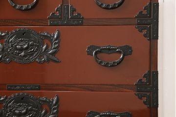 中古　美品　仙台民芸箪笥(仙台箪笥)　欅産業製　朱塗り　艶やかな漆塗りに重厚な金具が映える整理箪笥(朱色、収納箪笥、サイドチェスト、引き出し)(定価約80万円)(R-056508)