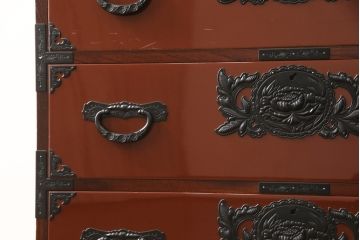 中古　美品　仙台民芸箪笥(仙台箪笥)　欅産業製　朱塗り　艶やかな漆塗りに重厚な金具が映える整理箪笥(朱色、収納箪笥、サイドチェスト、引き出し)(定価約80万円)(R-056508)