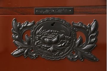 中古　美品　仙台民芸箪笥(仙台箪笥)　欅産業製　朱塗り　艶やかな漆塗りに重厚な金具が映える整理箪笥(朱色、収納箪笥、サイドチェスト、引き出し)(定価約80万円)(R-056508)