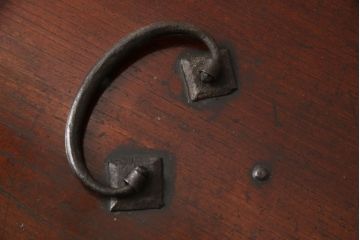 和製アンティーク　総欅材製　堅牢な金具・造りが素晴らしい船箪笥(掛硯型、懸硯型、時代箪笥、和たんす、小物収納、小箪笥)(R-056519)
