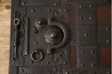 和製アンティーク　総欅材製　堅牢な金具・造りが素晴らしい船箪笥(掛硯型、懸硯型、時代箪笥、和たんす、小物収納、小箪笥)(R-056519)