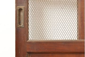 アンティーク建具　ヒノキ材製　大きな格子とレトロな錠前金具が目を引く格子蔵戸1枚(きつね格子、狐格子、引き戸、玄関戸、格子戸、マス目、升目)(R-056520)