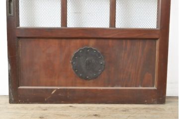 アンティーク建具　ヒノキ材製　大きな格子とレトロな錠前金具が目を引く格子蔵戸1枚(きつね格子、狐格子、引き戸、玄関戸、格子戸、マス目、升目)(R-056520)