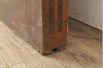 アンティーク建具　ヒノキ材製　大きな格子とレトロな錠前金具が目を引く格子蔵戸1枚(きつね格子、狐格子、引き戸、玄関戸、格子戸、マス目、升目)(R-056520)