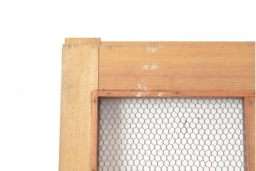 アンティーク建具　ヒノキ材製　大きな格子とレトロな錠前金具が目を引く格子蔵戸1枚(きつね格子、狐格子、引き戸、玄関戸、格子戸、マス目、升目)(R-056520)