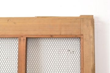 アンティーク建具　ヒノキ材製　大きな格子とレトロな錠前金具が目を引く格子蔵戸1枚(きつね格子、狐格子、引き戸、玄関戸、格子戸、マス目、升目)(R-056520)