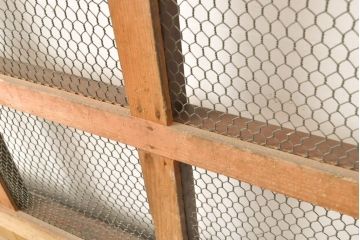アンティーク建具　ヒノキ材製　大きな格子とレトロな錠前金具が目を引く格子蔵戸1枚(きつね格子、狐格子、引き戸、玄関戸、格子戸、マス目、升目)(R-056520)