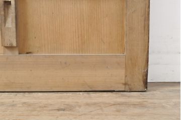 アンティーク建具　ヒノキ材製　大きな格子とレトロな錠前金具が目を引く格子蔵戸1枚(きつね格子、狐格子、引き戸、玄関戸、格子戸、マス目、升目)(R-056520)