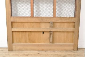 アンティーク建具　ヒノキ材製　大きな格子とレトロな錠前金具が目を引く格子蔵戸1枚(きつね格子、狐格子、引き戸、玄関戸、格子戸、マス目、升目)(R-056520)