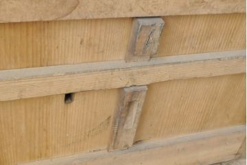 アンティーク建具　ヒノキ材製　大きな格子とレトロな錠前金具が目を引く格子蔵戸1枚(きつね格子、狐格子、引き戸、玄関戸、格子戸、マス目、升目)(R-056520)