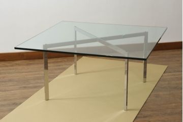 中古　美品　IDC大塚家具　ミース・ファン・デル・ローエ デザイン　モダンな空間づくりに活躍するコーヒーテーブル(ガラステーブル、ローテーブル、センターテーブル)(R-056522)