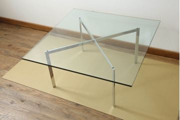中古　美品　IDC大塚家具　ミース・ファン・デル・ローエ デザイン　モダンな空間づくりに活躍するコーヒーテーブル(ガラステーブル、ローテーブル、センターテーブル)(R-056522)