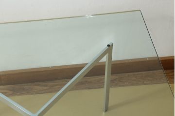 中古　美品　IDC大塚家具　ミース・ファン・デル・ローエ デザイン　モダンな空間づくりに活躍するコーヒーテーブル(ガラステーブル、ローテーブル、センターテーブル)(R-056522)