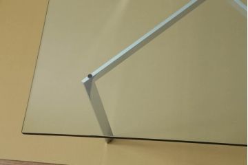 中古　美品　IDC大塚家具　ミース・ファン・デル・ローエ デザイン　モダンな空間づくりに活躍するコーヒーテーブル(ガラステーブル、ローテーブル、センターテーブル)(R-056522)