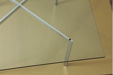 中古　美品　IDC大塚家具　ミース・ファン・デル・ローエ デザイン　モダンな空間づくりに活躍するコーヒーテーブル(ガラステーブル、ローテーブル、センターテーブル)(R-056522)
