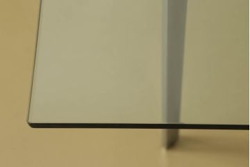 中古　美品　IDC大塚家具　ミース・ファン・デル・ローエ デザイン　モダンな空間づくりに活躍するコーヒーテーブル(ガラステーブル、ローテーブル、センターテーブル)(R-056522)