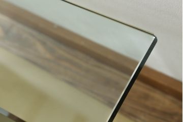 中古　美品　IDC大塚家具　ミース・ファン・デル・ローエ デザイン　モダンな空間づくりに活躍するコーヒーテーブル(ガラステーブル、ローテーブル、センターテーブル)(R-056522)