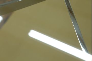 中古　美品　IDC大塚家具　ミース・ファン・デル・ローエ デザイン　モダンな空間づくりに活躍するコーヒーテーブル(ガラステーブル、ローテーブル、センターテーブル)(R-056522)