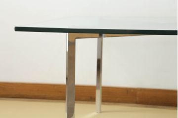 中古　美品　IDC大塚家具　ミース・ファン・デル・ローエ デザイン　モダンな空間づくりに活躍するコーヒーテーブル(ガラステーブル、ローテーブル、センターテーブル)(R-056522)