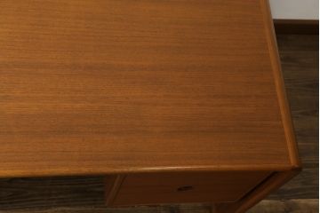 デンマークビンテージ　チーク材　北欧・ミッドセンチュリー　天板広々サイズの上質な両袖机(ニーホールデスク、作業デスク、机、ヴィンテージ、在宅用、在宅ワーク)(R-056528)