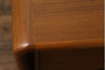 デンマークビンテージ　チーク材　北欧・ミッドセンチュリー　天板広々サイズの上質な両袖机(ニーホールデスク、作業デスク、机、ヴィンテージ、在宅用、在宅ワーク)(R-056528)