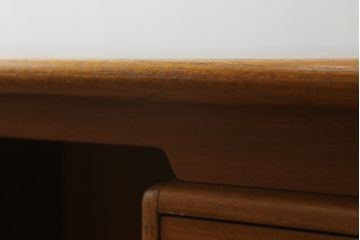デンマークビンテージ　チーク材　北欧・ミッドセンチュリー　天板広々サイズの上質な両袖机(ニーホールデスク、作業デスク、机、ヴィンテージ、在宅用、在宅ワーク)(R-056528)