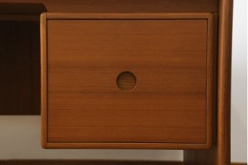 デンマークビンテージ　チーク材　北欧・ミッドセンチュリー　天板広々サイズの上質な両袖机(ニーホールデスク、作業デスク、机、ヴィンテージ、在宅用、在宅ワーク)(R-056528)