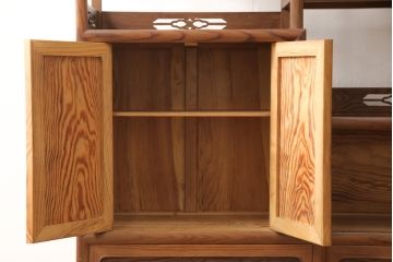 中古 美品 肥松 くっきりと際立った木目が美しい和風飾り棚(茶棚、収納棚、戸棚)(R-056532)