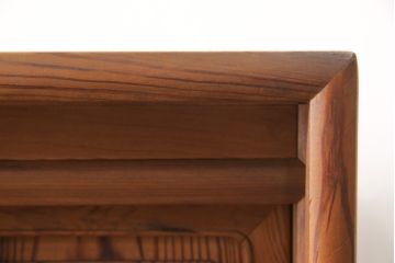 中古 美品 肥松 くっきりと際立った木目が美しい和風飾り棚(茶棚、収納棚、戸棚)(R-056532)